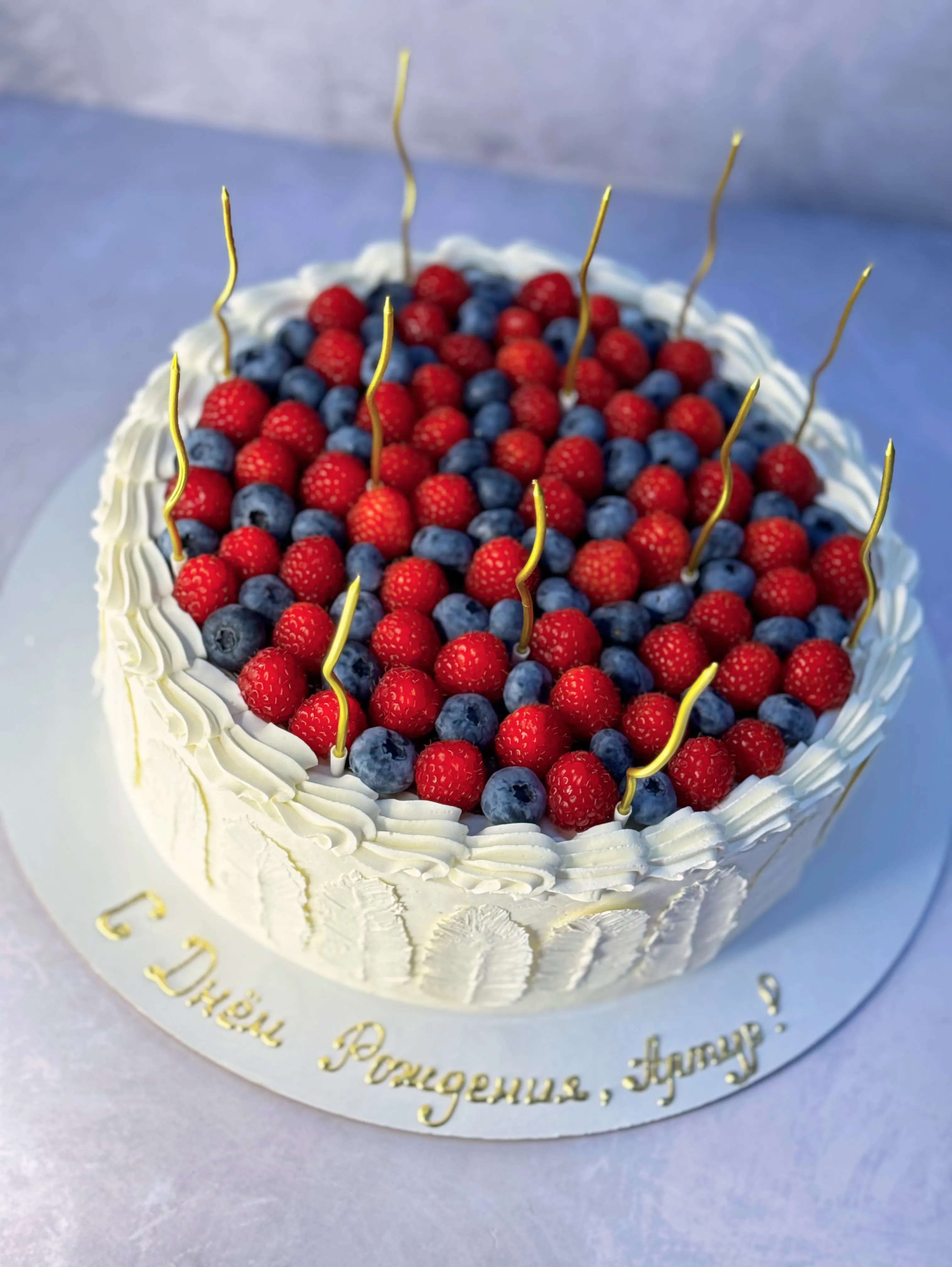 Итальянский пирог с малиной и голубикой