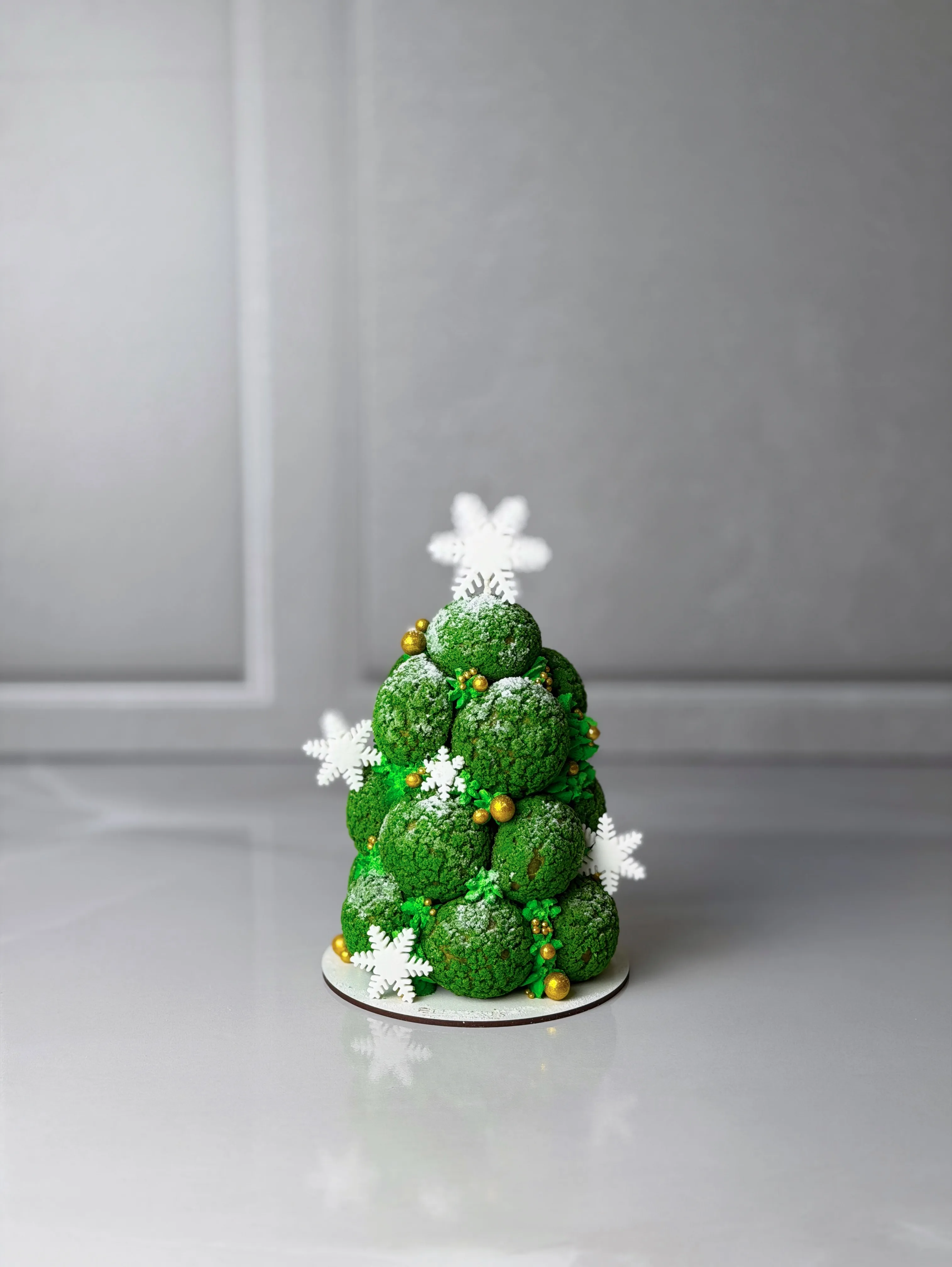 Елка из пирожных «Шу»